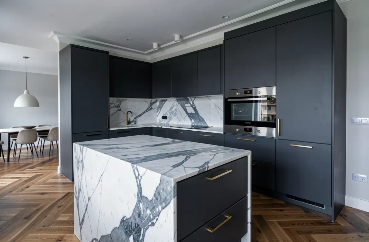 Cuisine design haut de gamme en anthracite mat avec îlot en marbre conçue par Brown Concept dans le Loiret
