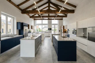 Showroom de cuisinistes dans le Finistère avec plusieurs modèles de cuisines exposés