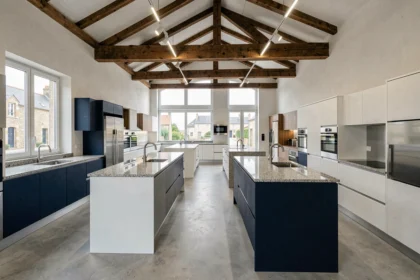 Showroom de cuisinistes dans le Finistère avec plusieurs modèles de cuisines exposés