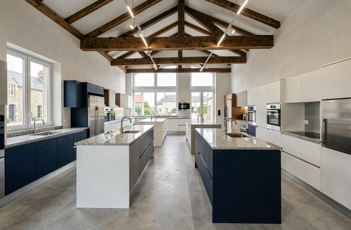 Showroom de cuisinistes dans le Finistère avec plusieurs modèles de cuisines exposés