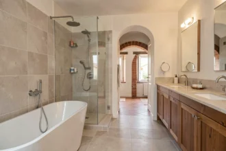 Vue d'ensemble d'une belle salle de bain rénovée dans le Gard avec douche à l'italienne, baignoire et mobilier moderne