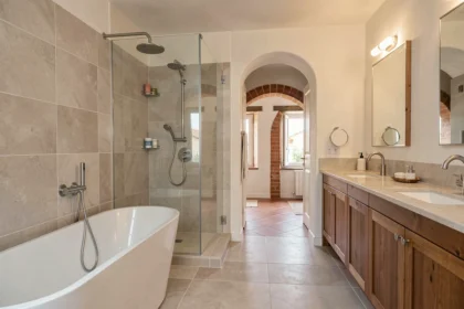 Vue d'ensemble d'une belle salle de bain rénovée dans le Gard avec douche à l'italienne, baignoire et mobilier moderne